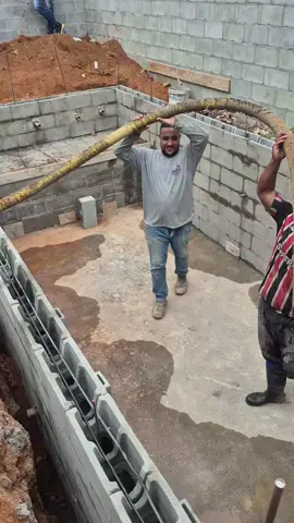 enchendo a piscina de concreto #obra #construção #pedreiro #bloqueiro #construction 