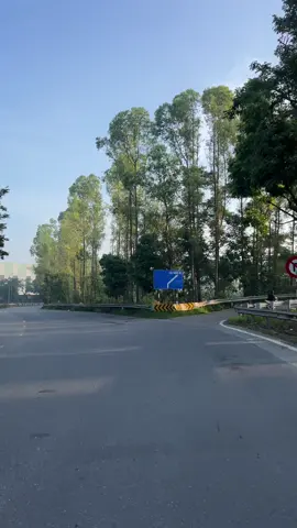 Tôi lại thích dáng vẻ của một người khi họ trở lên trầm tĩnh. Dù một mình, họ băng qua hết thành phố này đến thành phố khác, bước qua hết con đường này tới con đường  khác, ngắm nhìn những bầu trời khác nhau. #langthanghanoi #chill #cauthanhtri #hanoi #xuhuongtiktok 