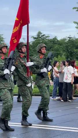 Lại nhớ Hoà Lạc nữa r…🥹 Xin phép xả suộc cuối để mọi người thấy rõ những bước chân đậm chất thép này👣🔥 #a80  #duyetbinh #quandoinhandanvietnam #tacchiendientu #lehoanghiep 