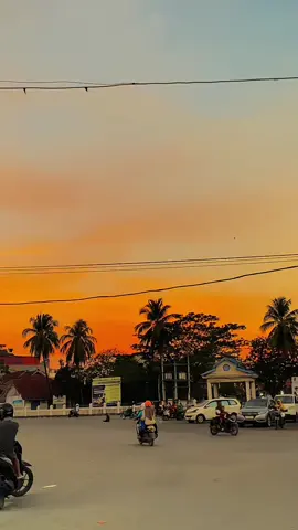 Mungkin yg bkin se susah melupakan itu,bkn karna bnyak kenangan tapi krna rasa nyaman pada saat se deng dia #lagutimur #storytimur #sunset #sunsetvibes #soundtimur 
