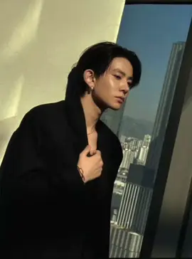 POV:kamu sudah menikah dengan Lee heeseung satu tahun yang lalu karena perjodohan.Kamu menerima perjodohannya bukan karena cinta tapi karena kekayaan heeseung yang tak terbatas membuatmu tidak bisa menolak.Namun di saat hari pertama setelah menikah heeseung harus terbang ke Turki untuk urusan bisnis. meski begitu uang jajanmu tidak pernah putus tiap bulannya. ------------------------------------ Kamu sedang berjalan santai di trotoar, kedua tanganmu memeluk buku catatan dan botol minum.Angin berhembus lembut, membuat rambut panjangmu terurai bebas. 