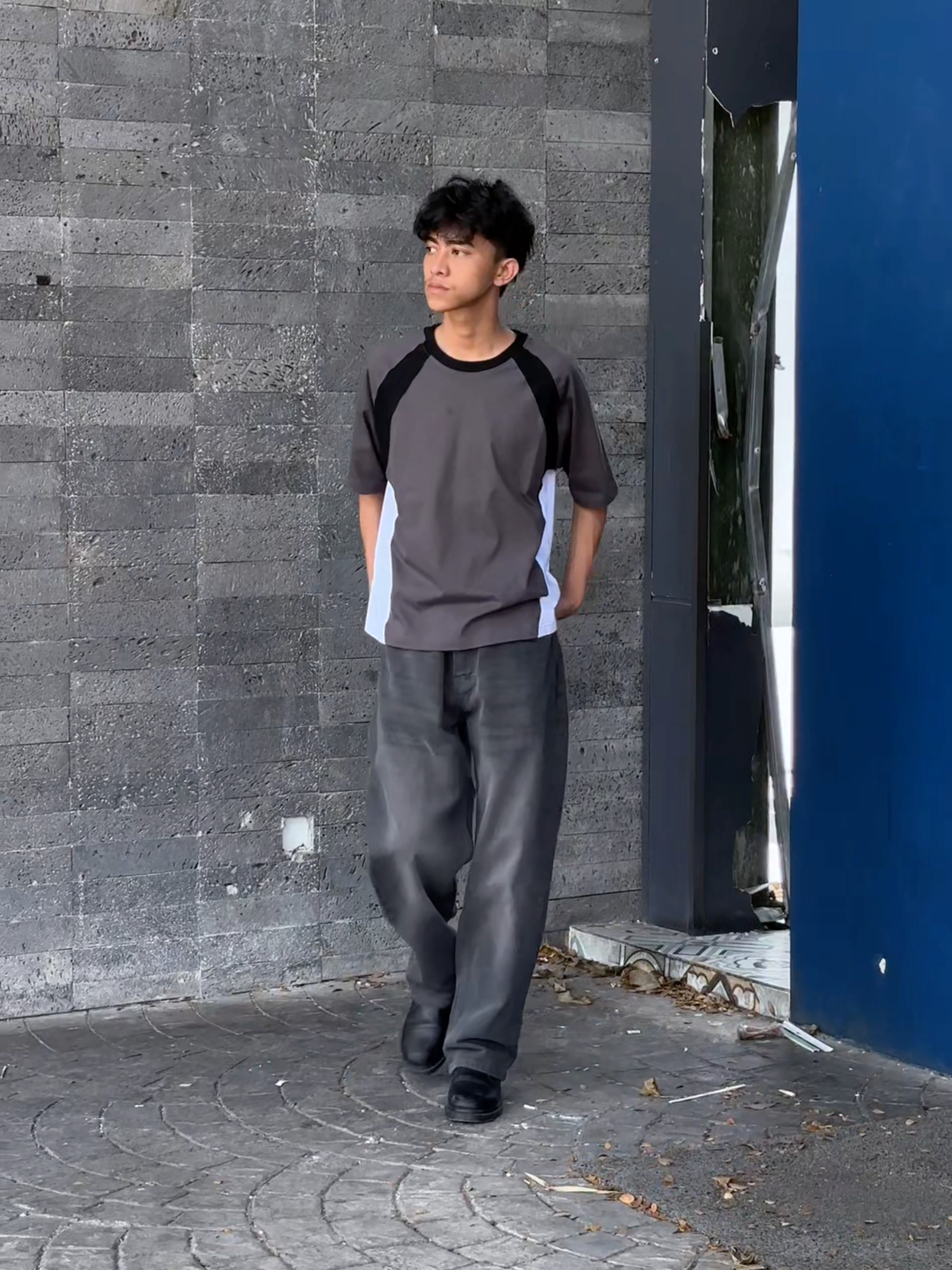 Boxy, bold, and broken patterns — style nggak perlu ribet, yang penting niat! #OOTD #boxytshirt #PecahPola #StreetStyle