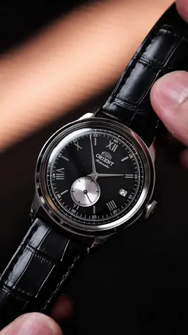 Các cậu thử ngắm qua em Orient Bambino Small Seconds này xem – size 38mm thôi nên nhỏ gọn, lên tay cực xinh và dễ đeo luôn. Điểm nhấn đặc biệt chính là kim giây nhỏ đặt ở góc 6h, vừa lạ vừa tinh tế ✨. Dial đen sunburst thì khỏi bàn, chỉ cần nghiêng nhẹ dưới ánh sáng là chuyển màu lung linh. Đi cùng dây da dập vân cá sấu tạo vibe cổ điển nhưng vẫn sang trọng. Máy cơ automatic, tự lên cót, kính cong nhẹ rất nghệ  #dongho #shopdongho #watchaholic #donghochinhhang #orient 