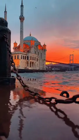 🌍✨ Istanbul – thành phố mang danh “thủ đô của thế giới” Sẽ có một ngày bạn đặt chân đến nơi đây, đứng bên eo biển Bosphorus, để gió từ Địa Trung Hải và Hắc Hải hòa quyện thổi qua mái tóc. 🌊💫 Giữa nhịp lăn bánh bất tận của lịch sử, Istanbul hiện ra như bản giao hưởng trọn vẹn giữa Đông và Tây – vừa cổ kính, vừa rực rỡ hiện đại. #istanbul #ThổNhĩKỳ #DuLịchVòngQuanhThếGiới #GợiÝDuLịch #KhámPháThếGiới 🕊️🌸