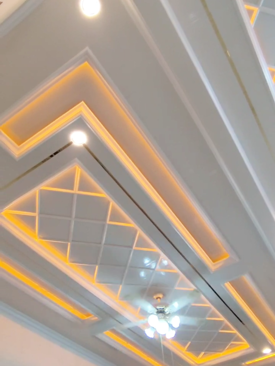 pemasangan plafon PVC di mlilir Ponorogo ruangbtamu klasik menarik. #plafonpvc  #plafonponorogo  #plafonponorogo  #plafonpvcminimalis  #interior 