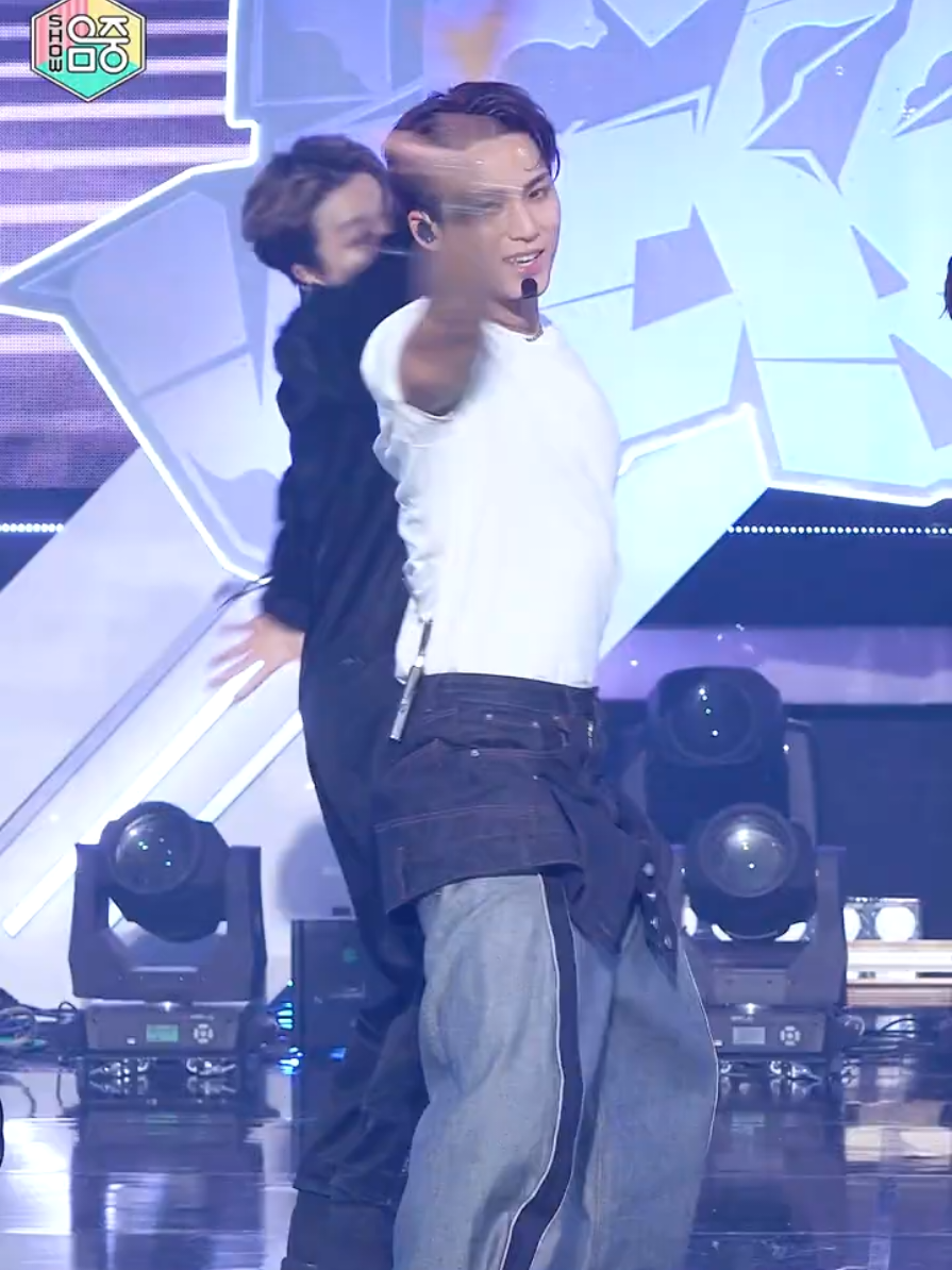 My legs are divorcing. #mingyu 