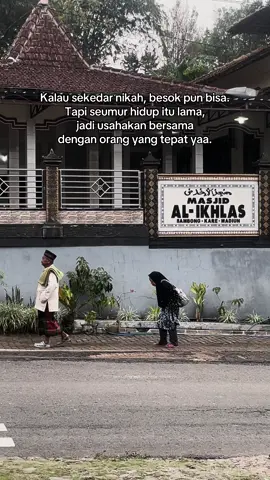 Kalau sekadar menikah, besok pun bisa. Tapi seumur hidup itu lama, jadi usahakan bersama dengan orang yang tepat.” Karena pernikahan bukan hanya tentang dua insan yang saling mencintai, tapi tentang dua jiwa yang berjanji untuk saling menuntun menuju surga.  Menikah bukan perlombaan siapa yang paling cepat menemukan pasangan, tapi tentang siapa yang paling sabar menunggu takdir terbaik dari Allah. Sebab cinta yang datang karena doa akan jauh lebih kuat daripada cinta yang hanya berlandaskan rasa suka sementara. 🌿 Allah berfirman: “Dan di antara tanda-tanda kekuasaan-Nya ialah Dia menciptakan untukmu pasangan-pasangan dari jenismu sendiri, supaya kamu merasa tenteram kepadanya, dan Dia menjadikan di antaramu rasa kasih dan sayang.” 📖 (QS. Ar-Rum: 21) Jadi, jangan terburu-buru hanya karena ingin disebut “sudah menikah”. Berdoalah agar Allah mempertemukanmu dengan seseorang yang tak hanya mencintaimu di dunia, tapi juga menuntunmu menuju surga-Nya kelak.  #CintaKarenaAllah #MenikahKarenaAllah #ArRum21 #JodohTerbaik #DoaJodoh         