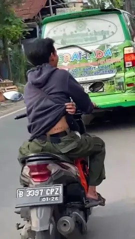 jempolnya cantengan mungkin jadi susah mencet,untung ada tatto arah jadi garibet deh