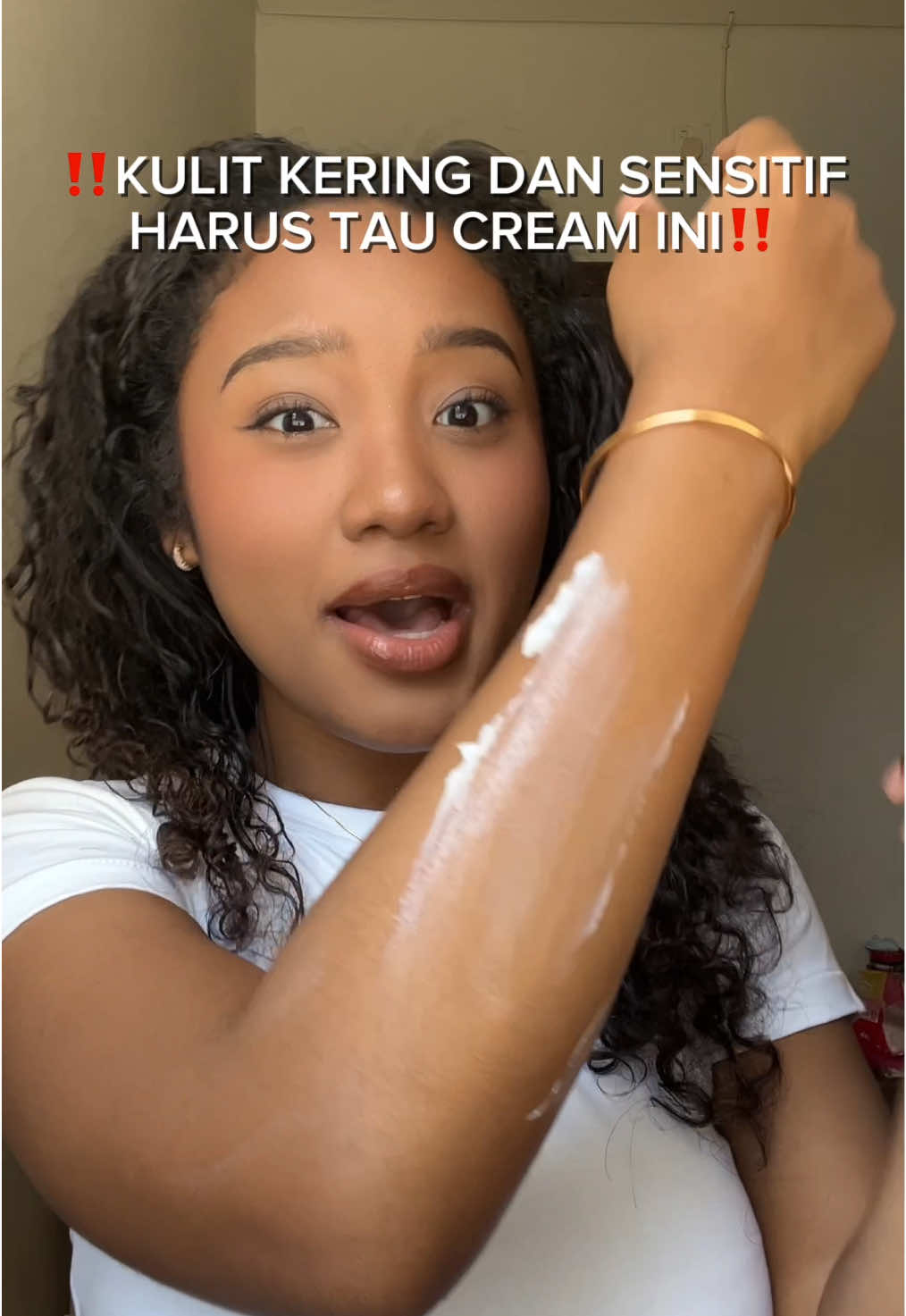 kulit gue yang super kering kerontang ini jadi halus bgtt. btw my mom kulitnya ada eksim trs gue saranin pake aveeno dermexa cream ini dan smpe sekarang jadi cream favorite my mom🫶🏻