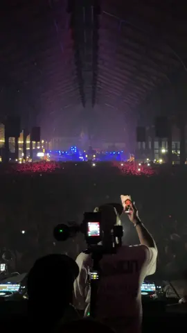 Who is @Black Coffee facetiming with?! 🙈 @Hangar #blackcoffee #house #facetime #brussels #party 