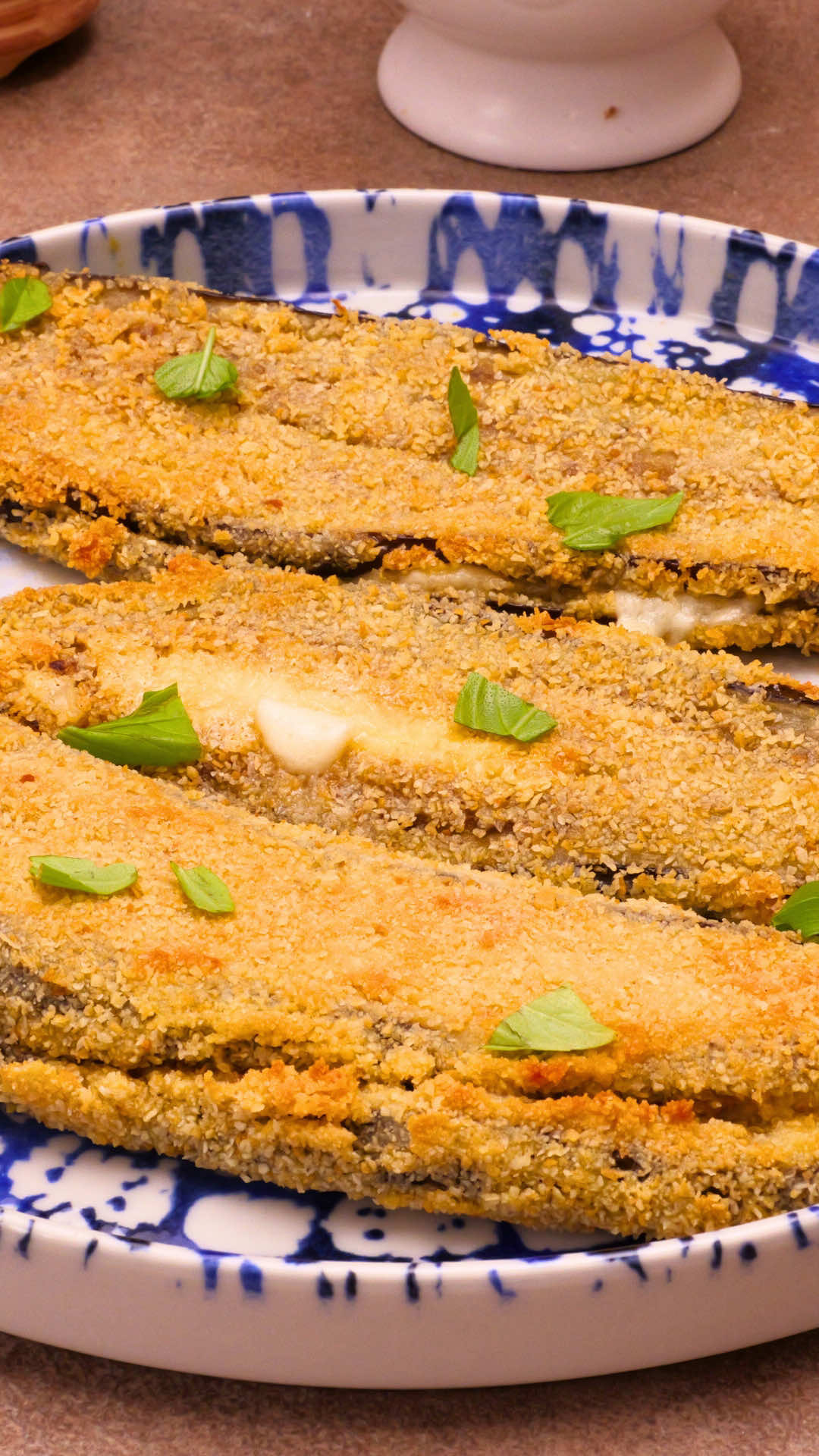 Melanzane alla pullastiello Ingredienti per 4 persone  • 3 melanzane medie (circa 600 g)  • 200–250 g di provola affumicata (o altro formaggio filante come mozzarella, caciocavallo)   • 100–150 g di salame napoletano a fette (o prosciutto cotto come alternativa)  • 2 uova grandi  • Farina 00 q.b.  • Pangrattato q.b. (facoltativo nella versione fritta; al forno puoi spolverare direttamente con olio e pangrattato)  • Sale e pepe q.b.  • Olio di semi (per la versione fritta)  • Olio extravergine d’oliva q.b. (per la versione al forno) #cucina #melanzane #cucinanapoletana