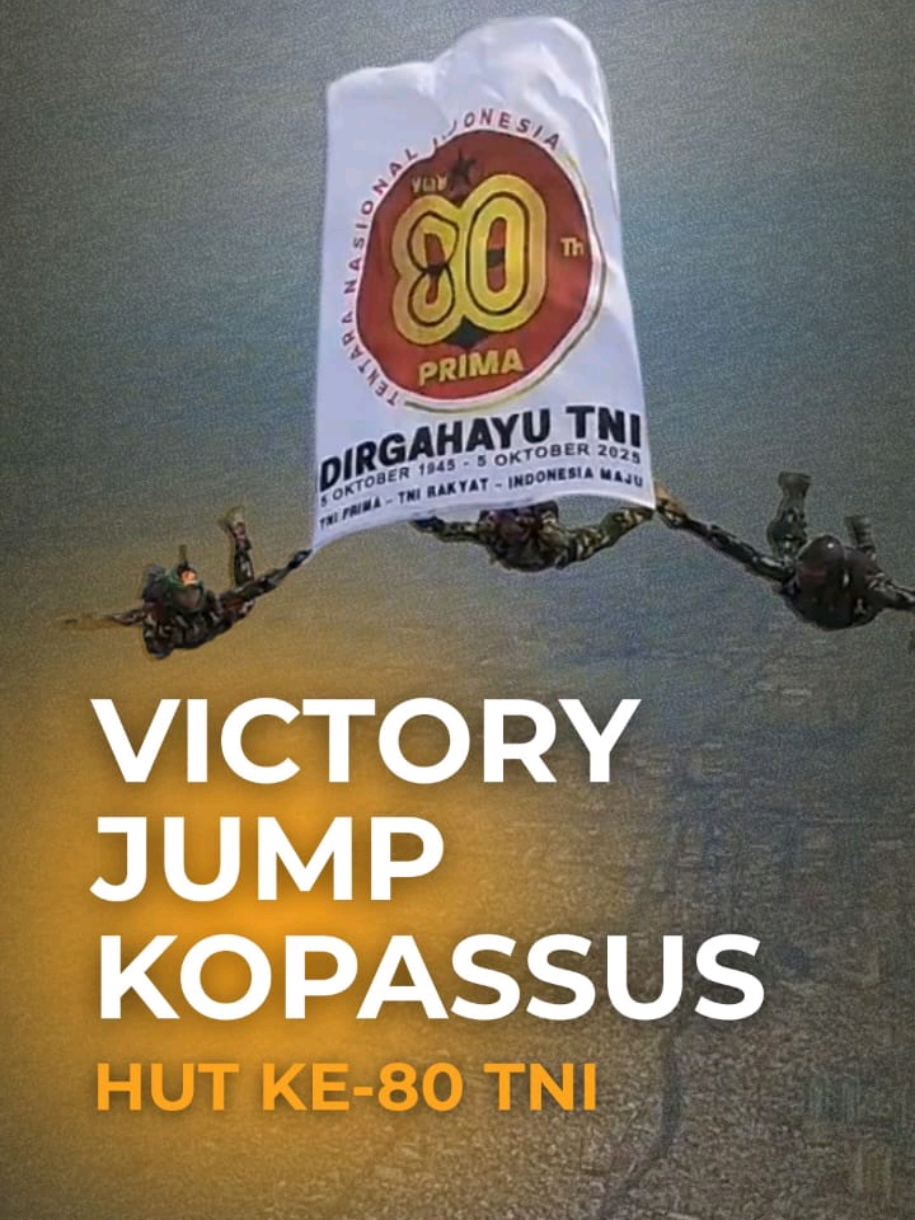 Geladi bersih HUT ke-80 TNI di Monas, Jakarta l, Jumat, (3/10/2025) dimeriahkan dengan defile pasukan hingga atraksi udara yang memukau.  Salah satunya adalah Victory Jump, atraksi penerjunan payung dari prajurit Kopassus yang selalu ditunggu. Kali ini, 80 peterjun payung menghiasi langit Monas dengan formasi indah, diterjunkan dari 3 pesawat CN 295. #HUTTNI80 #Kopassus #VictoryJump #TNI #Indonesia