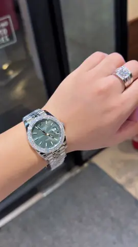 Siêu phẩm RL mặt xanh Gray rất phù hợp ae mệnh mộc . Mời ae cảm nhận #xuhuong #donghodep #dongho #trangsuc #donghonam #nhankimcuong #nhanvangtrang #kimcuong #hoanggiawatch⌚️ 