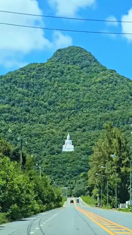 Wat Thep Phithak Punnaram là một ngôi chùa nổi tiếng tọa lạc ở tỉnh Samut Prakan, Thái Lan. Nơi đây không chỉ thu hút du khách bởi vẻ đẹp kiến trúc độc đáo mà còn mang trong mình những giá trị văn hóa và tâm linh sâu sắc. Ngôi chùa được xây dựng trên một đỉnh đồi cao, cho phép du khách có cái nhìn toàn cảnh về vùng đất xung quanh, tạo nên cảm giác thanh tịnh và yên bình. Với sự kết hợp hoàn hảo giữa thiên nhiên hùng vĩ và các công trình nghệ thuật tâm linh. Lịch sử của Wat Thep Phithak Punnaram bắt đầu từ khoảng giữa thế kỷ 20, khi một nhóm các nhà sư quyết định xây dựng một ngôi chùa để phục vụ nhu cầu tu học và worship của cộng đồng. Ban đầu, chỉ là những công trình đơn giản, nhưng với sự phát triển của thời gian, ngôi chùa đã mở rộng và nâng cấp nhiều lần, thu hút đông đảo tín đồ đến cúng bái và chiêm bái. Chùa không chỉ là nơi thực hiện các nghi lễ tôn giáo mà còn là trung tâm văn hóa của cộng đồng. Các hoạt động diễn ra tại đây thường xuyên bao gồm các buổi thuyết giảng, lễ hội truyền thống, cũng như các khóa tu dành cho những ai muốn tìm kiếm sự tĩnh lặng trong tâm hồn. A DI ĐÀ PHẬT #phatphapvobien 