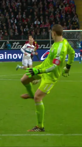 Manuel Neuer doing Manuel Neuer things 🤝 Manuel #Neuer with an amazing piece of skill back in the days vs. Frankfurt 👏 #FCBayern 