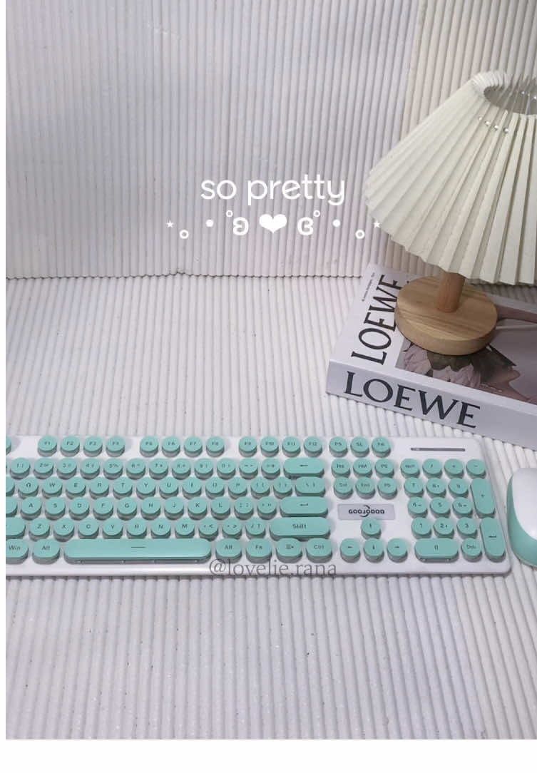 Rekomendasi wireless keyboard set mouse. Warnanya cantiikk bangeet, feel ngetiknya nyaman. Biar ga ribet sama per kabel an ganti ke wireless keyboard💗😙 #keyboardwireless #goojodoqkeyboard #wirelesskeyboard  #aestethicvideo 