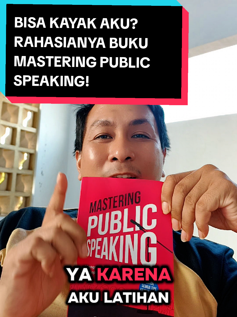 Mau nggak kamu bisa ngomong di depan ratusan orang selancar ini? 🗣️ Jawabannya bukan bakat, tapi panduan yang tepat. Aku nggak mau kamu coba-coba seperti aku dulu. Ini adalah senjata rahasia yang aku pakai buat mengubah rasa grogi jadi percaya diri. Nggak cuma teori, tapi step-by-step yang langsung bisa kamu tiru buat upgrade skill bicara. Jangan cuma ngiri, langsung action! Cek Keranjang Kuning!  @jendelabook #PromoGuncang1010 #fyp #motivation #book #public 
