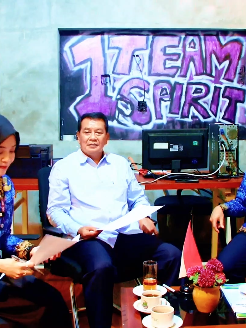 Pemkab Tangerang Mantapkan PKS Beasiswa Gemilang untuk Masa Depan Pendidikan BAPPEDA Update – Rapat pembahasan Perjanjian Kerja Sama (PKS) tentang Beasiswa Tangerang Gemilang digelar Pemerintah Kabupaten Tangerang melalui Bappeda pada Senin (22/9/2025). Dalam rapat ini, Bupati Tangerang Moch. Maesyal Rasyid bersama Kepala Bappeda Ujang Sudiartono memimpin langsung jalannya diskusi bersama 12 rektor perguruan tinggi di wilayah Kabupaten Tangerang, Pertemuan tersebut menjadi ruang silaturahmi sekaligus langkah strategis pemerintah daerah dalam memantapkan arah program beasiswa tahun 2026, setelah sebelumnya pada 2025 telah dialokasikan dana sebesar Rp24,39 miliar untuk membiayai 235 mahasiswa. Bupati Moch. Maesyal Rasyid menegaskan, program Beasiswa Tangerang Gemilang bukan sekadar pemberian bantuan biaya pendidikan, tetapi bagian dari visi besar pembangunan daerah 2025–2030 yang berfokus pada peningkatan kualitas sumber daya manusia. Pemerintah tidak hanya menanggung biaya sekolah dan kuliah, tetapi juga memperluas akses hingga jenjang pendidikan tinggi baik di dalam negeri maupun luar negeri. Dari IPB, Untirta, Swiss German University hingga Al-Azhar Kairo, puluhan mahasiswa asal Kabupaten Tangerang kini tengah menempuh pendidikan dengan dukungan penuh dari daerah. Program ini, lanjut Bupati, juga dilengkapi bantuan untuk mahasiswa yang tengah menempuh semester lanjut atau menyusun penelitian akhir. Lebih jauh, Bupati menekankan bahwa keberlanjutan program ini akan diarahkan pada perluasan kuota penerima dan kerjasama yang lebih erat dengan universitas serta dunia usaha. Hal ini dimaksudkan agar lulusan beasiswa tidak hanya siap secara akademis, tetapi juga memiliki kompetensi yang sesuai dengan kebutuhan dunia kerja. “Tujuan akhirnya jelas, mencetak generasi tangguh yang mampu mengisi pembangunan di Kabupaten Tangerang sekaligus berkontribusi untuk Indonesia Emas 2045,” ujar Bupati. Ia juga berpesan agar para penerima beasiswa memanfaatkan kesempatan emas ini dengan sungguh-sungguh, menjaga semangat belajar, serta menumbuhkan disiplin agar kelak mampu menjadi pemimpin masa depan.#beritaviral #fyp #kabupatentangerang #fypシ゚viral #pemkabtangerang #beritaviraltiktok