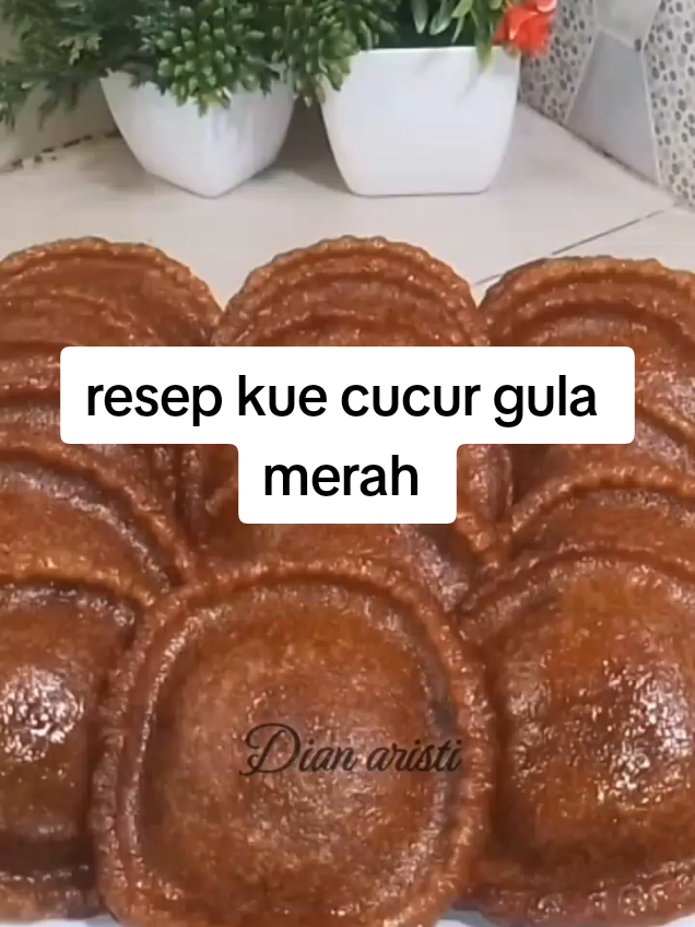 Nyoba resep cucur paling simpel,ternyata hasilnya bagus banget,bertopi,bersarang, berserat kenyal manisnya nggak bikin ennek ,resep ini wajib di coba sih karna anti gagal🥰 CUCUR GULA MERAH Bahan : 200 gram gula merah 150 gram gula pasir 600 ml air ½ sdt garam 1 lembar daun pandan 250 gram tepung beras 200 gram tepung terigu #kuecucur #kuecucurgulamerah #jajananpasar #kuetradisional #kuesimple 