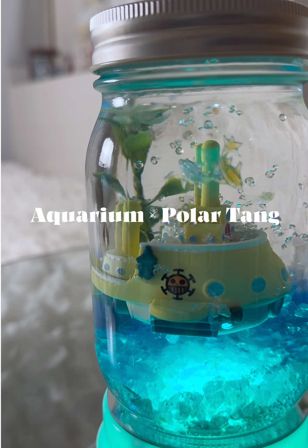 ゆらコレのポーラータング号めっちゃ可愛すぎたのでアクアリウムにしました🌊💛 久しぶりのハンドメイド·͜·♡ 底からライト照らすと綺麗すぎました🪼 #onepiece #ワンピース #トラファルガー・ロー #オタ活 #ハンドメイド