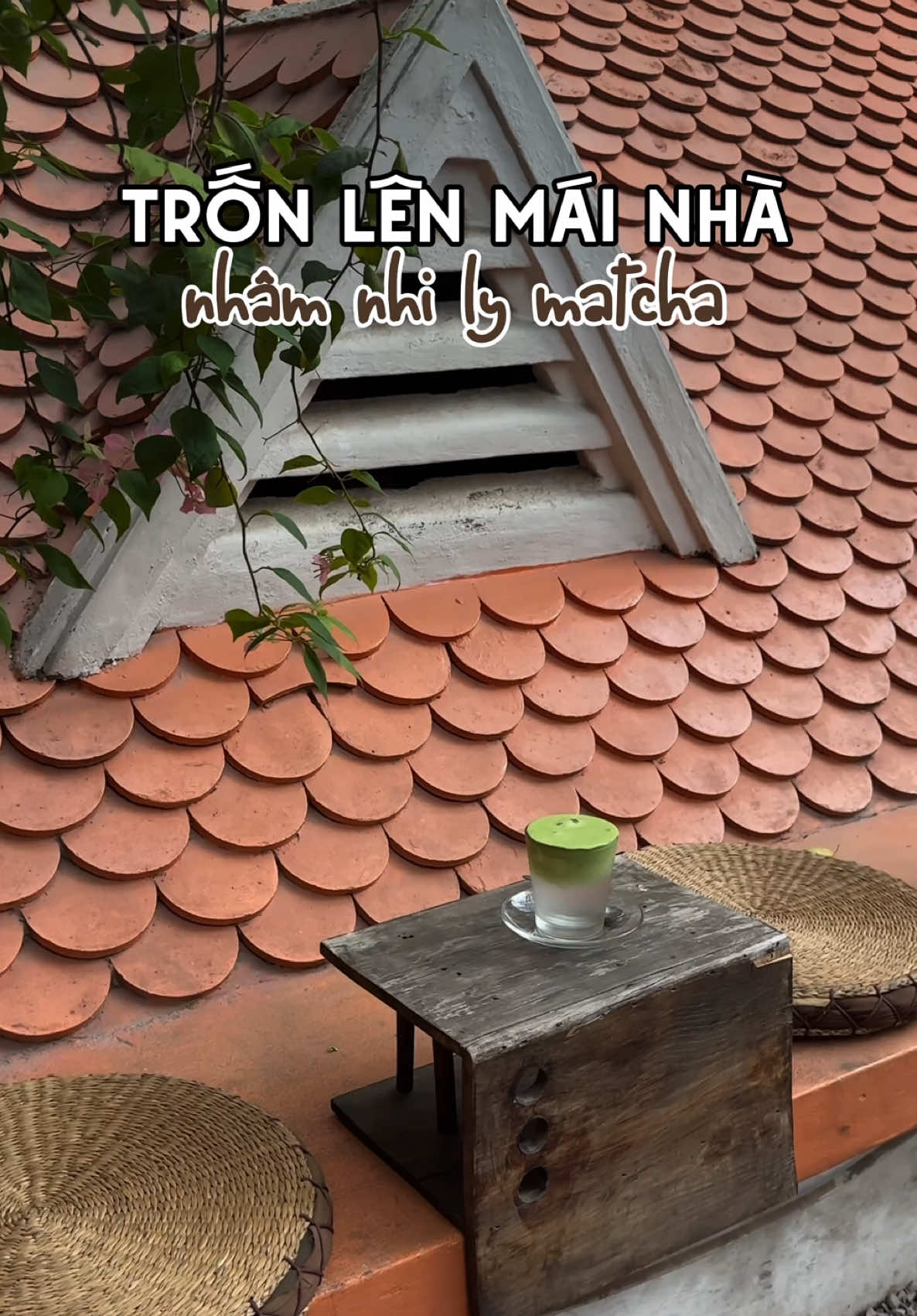 Trốn lên mái nhà ở Ka nhâm nhi ly matcha dừa và ngắm view trong ngõ giữa lòng hanoi chill lắm 🥺 #coffeehanoi #trangdicafene #fyp #caphechill #hanoi 