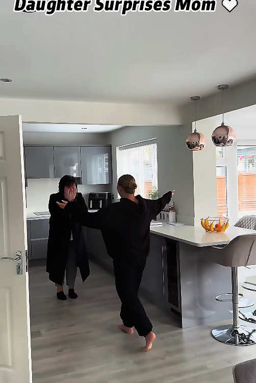 Nothing Sweeter Than Secretly Coming Home to Surprise My Mom 🏡✨#Mom#Daughter#Surprise#Reunion#BackHome#FamilyLove#EmotionalMoment#Wholesome#FYP#ForYou#Viral