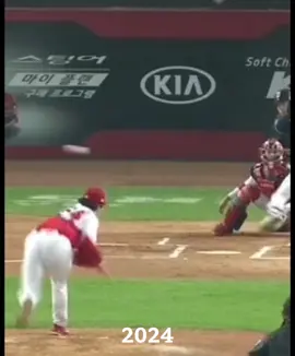 양현종은 2007년 KIA 타이거즈에서 프로에 데뷔해 꾸준한 경기력과 내구성을 바탕으로 팀의 에이스로 성장했으며, 빠른 공과 다양한 변화구를 활용해 다승·탈삼진 부문에서 꾸준히 상위권을 기록했다. 2017년 KIA의 통합우승을 이끌며 한국시리즈 MVP를 수상했고, 2021년 미국 메이저리그 텍사스 레인저스에 잠시 진출한 뒤 복귀 후에도 안정적인 피칭을 이어갔다. 그는 KBO 리그 역사상 송진우에 이어 두 번째로 200승과 2000탈삼진을 달성한 좌완 투수로, 한 팀에 헌신하며 꾸준함으로 자신의 가치를 증명한 대표적인 프랜차이즈 스타다. #KBO #LEGEND #양현종 #BASEBALL 