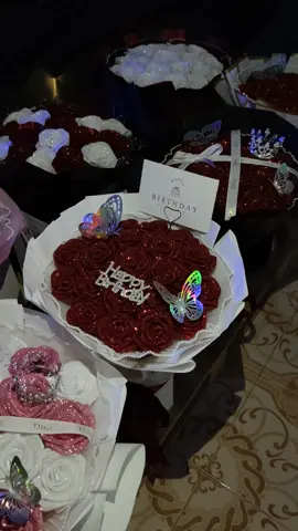 ขอบคุณออเดอร์20ดอก ช่อ10ช่อจากเจ้าใหญ่ค่าา🥰🙏🙏 ต้องขออภัยด้วยนะคะที่เมื่อคืนกับวันนี้แม่ค้าตอบแชทช้าม๊ากกกก555 ปั่นงานเซ็ทนี้อยู่ค้าบบ ขอบคุณทุกๆท่านที่รอกันนะคะ🥰💝🫶 #ดอกไม้ #ของขวัญวันพิเศษ #กุหลาบกลิตเตอร์ #ของขวัญให้แฟน #ร้านดอกไม้รามอินทรา 