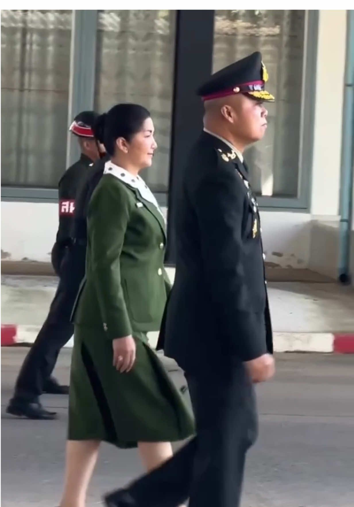 น่ารักที่สุด ขอบคุณเจ้าของคลิป #พลโทบุญสิน_พาดกลาง #แม่ทัพภาคที่2 #แม่ทัพกุ้ง #พลโทวีระยุทธ_รักษ์ศิลป์ #ภรรยาแม่ทัพภาคที่2 