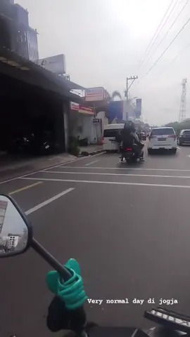 16:43 very Normal day di jogja terlihat di dekat stasiun tugu, (jalan pasar kembang) #Jogja #Yogyakarta #Merapi #Merapiuncover #Merapinews Source: wibowos_876