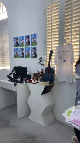 Triển lãm do team fhoneiulov lm nè muzik tới tham quan và chụp ảnh lm kỉ niệm nhó💗🎶🎶🐼. Muzik xin chân thành thanks team fhoneiulov nhìu vì đã lm project đặc biệt này để  happy birthday cho 🐼 ebe nhà ta 🎶🎶🎶 #muzik #fcmuzikquanghung #quanghungmasterd #xuhuongtiktok #xuhuongtiktok 