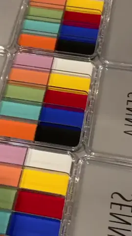 A true artist’s essential. The Slipcover® Cream to Powder PRIMARY & PASTEL Palette from @sennacosmetics offers ten versatile shades you can mix, match, and customise to create any tone for foundation, eyes, lips, blush, or even body makeup. The cream-to-powder formula glides on smoothly, blends beautifully, and sets to a lasting finish.