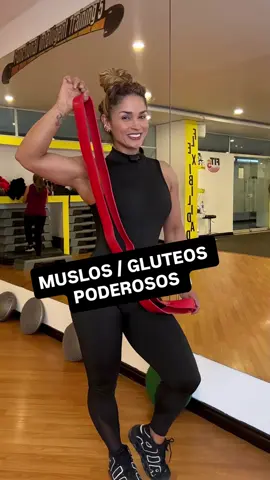 Las powerband o bandas de poder son muy útiles tanto para entrenar en casa como en el gym. Son por Tatiana y económicas, ocupan poco espacio, fáciles de llevar y ofrecen una amplia variedad de ejercicios con una sola herramienta. Son excelentes para “activar ” glúteos y core antes de levantar pesas pesadas o usarlas como complemento a barras, mancuernas o máquinas. Se diferencian por colores/grosor. Siempre inicia con una tensión manejable para cuidar la técnica. El máximo esfuerzo se da al final del rango de movimiento , hazlo con control no dejes que la banda “te gane”. nada de jalones bruscos!  Para cuidarlas evita torcerlas o engancharlas en superficies ásperas pueden dañarse o romperse.# Evita calor excesivo y exposición al sol. Revisar desgaste (pequeñas grietas) para prevenir accidentes. Ya conocías estos ejercicios? Los has hecho ?  #fit #asesoriasonline #fitinspiration #ejercicio #ejercicioencasa