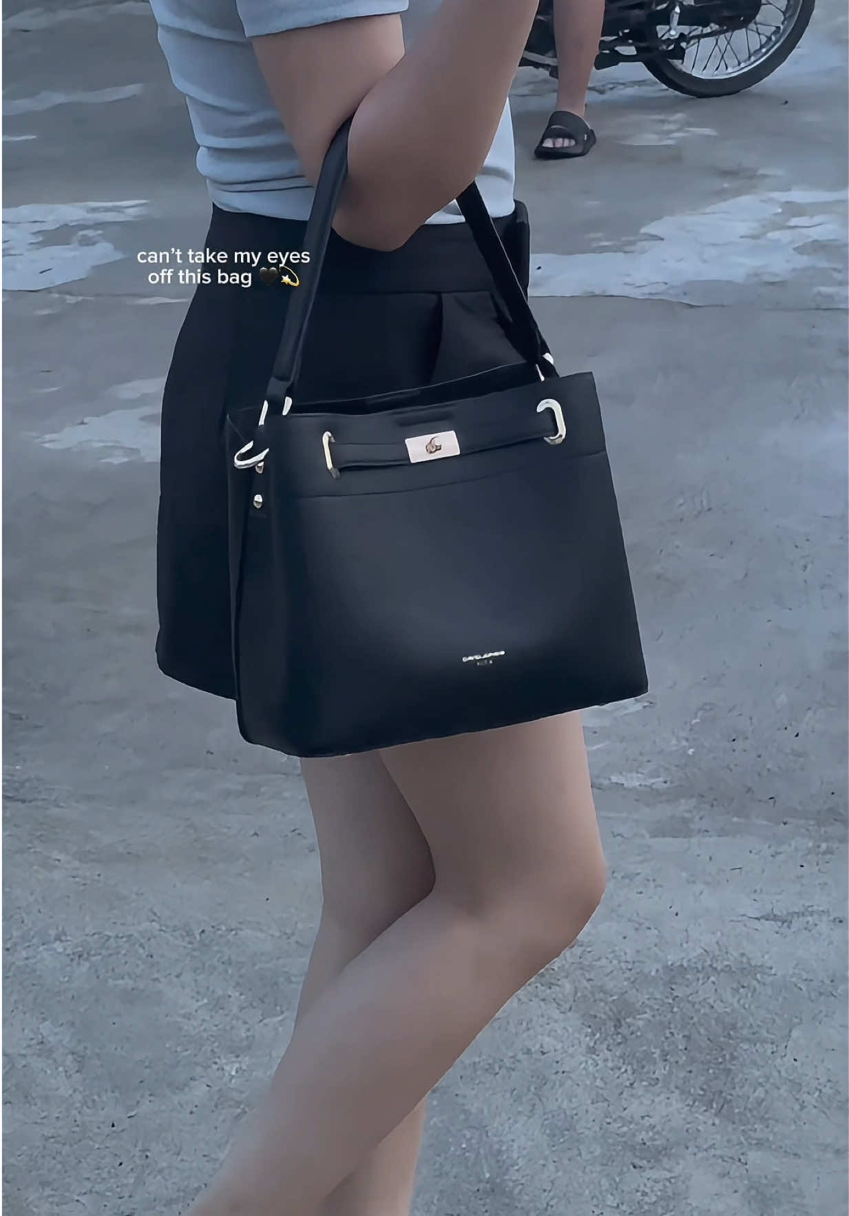 very luxurious talaga mga bags ng davidjones🤩✨ feel ko deserve mo to for your hardwork this yr!🫶🏻 anyways, this is a two-way bag — sling/strap bag, hand/shoulder bag! #davidjones #twowaybag #2in1bag #shoulderbag #slingbag 