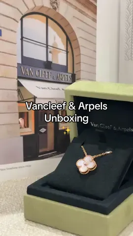 October treat 🕊️ #vancleefarpels #vancleefandarpels #vca #holidaypendant #explore 