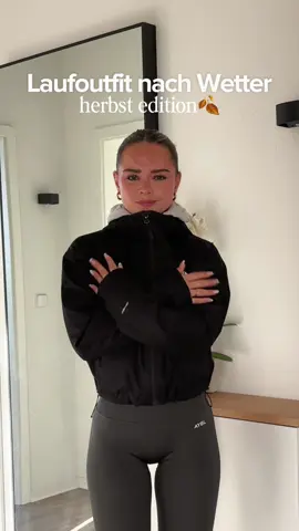 aktuelle temperatur +10grad = laufoutfit✨ also immer so anziehen als wäre es 10grad wärmer als es eigentlich ist..ansonsten wird es einfach zu warm..  außerdem: regenjacke nur bei regen (kaum atmungsaktiv und man schwitzt sonst einfach zu sehr) bei wind den windbreaker rausholen.. denkt wenns kalt wird auch an eure ohren🤪 & jeder hat ein anderes wärmegefühl..nur weil bei mir die outfits zur temperatur passen muss das bei euch nicht auch so sein - einfach ausprobieren🤓🫶🏼 #Running #laufen #laufoutfit #wetter #outfit 
