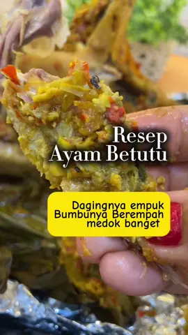 Kali ini aku masak ayam betutu, aku panggang agar permukaannya lebih kering dan harum👌 Aku pake Oven Platinum 38 ltr dari @Ecohome Indonesia  dan hasilnya endulita mantul poll👏🔥 Resep Ayam Betutu 1  ekor ayam pejantan utuh , buang perut (lumuri jeruk nipis dulu kurleb 10 menit, bilas) Bumbu di chopper (ditumbuk kasar) : 1 jempol kunyit  1 jempol jahe 1 jempol lengkuas 1/4 jempol kencur (kurang suka terlalu kuat aromanya) 1 bks terasi abc (bakar) 5 bh kemiri 12 siung bamer 12 siung baput 8 bh cabe merah 6 bh cabe rawit merah  3 bh serai bagian putihnya saja 1/4 sdm lada hitam (giling halus) 1 sdm ketumbar sangrai (giling halus) tambahan: 5 lbr daun jeruk 3 lbr daun salam garam secukupnya  penyedap rasa secukupnya  isian perut ayam : 1 ikat daun singkong lembut (direbus dulu) campur dengan sedikit bumbu yang sudah di chopper aku pake Oven Platinum dari @ecohome_indonesia  •Kapasitas Oven 38 Liter •Multi fungsi : bisa untuk air fryer, rotisserie  •Dilengkapi dengan Diamond shape cativy: bantu masakan lebih matang merata. •Hemat pemakaian Listrik > daya mulai dari -+ 450 watt untuk masing-masing api atas dan bawah #Ecohomeindonesia #ecohome