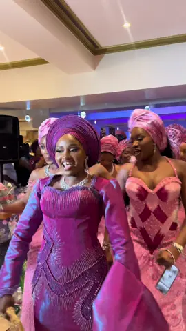 The bridesmaids did their thing🙌🏾🙌🏾🙌🏾💖  #bride #bridesmaids #brideentrance #asoebiladies #nigerianwedding 