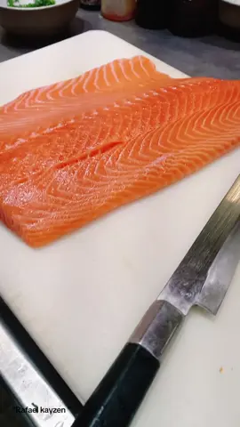 LIMPEZA DE SALMÃO PRA SASHIMI!#sashimi #comidaoriental #rafakayzen #japanese #sushi 