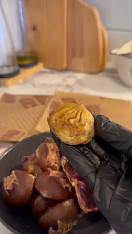 Merhaba canlar sizlere Airfryerde kestane tarifi bırakıyorum 😋🌰 Rezept in den Kommentaren fixiert 📌 Malzemeler:  Kestane  Kaynar su  Yapılışı :  Kestaneleri bıçak yardımıyla ön ve arkaya çizik atıyoruz . Bir kasenin içine kestaneleri ve sıcak suyu üzerine döküp 15 dk bekletip 200 derece 17-20 dk pişirmeye veriyoruz . Afiyet olsun . Her airfryer farklı oluyor . Kontroll etmeyi unutmayın 🫶 • • • #kestane #airfryer #food #viral #fy 