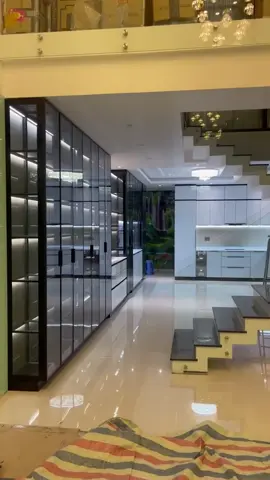 Tủ bếp inox kết hợp với cánh kính .                    