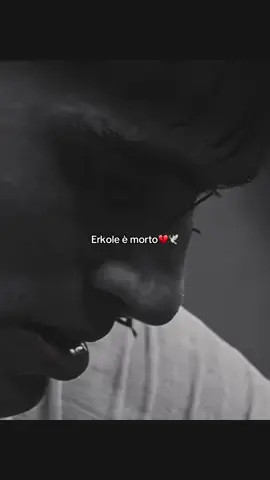 Spiegazione: Erkole era uno streamer molto famoso di twitch che negli anni ha fatto il suo con molti numeri e con clip molto divertenti. Però purtroppo ieri mattina è morto di arresto cardiaco. Una grande persona che verrà ricordato da tutti sempre con il sorriso. R.I.P💔🕊️