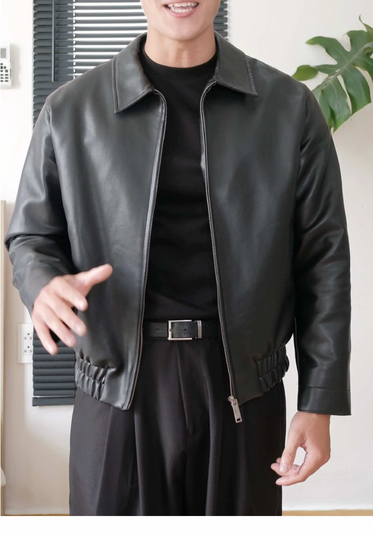 Áo khoác da form boxy tôn vai rộng, chất da PU mềm mịn, hạn chế bong nổ – dễ phối, mang vibe lịch lãm sang trọng. #aokhoacda #roway #aokhoacdanam #aokhoacdanamcaocap #aokhoacnam 