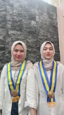 Yeeey maba-cumlaude bareng😍 @risaaa 