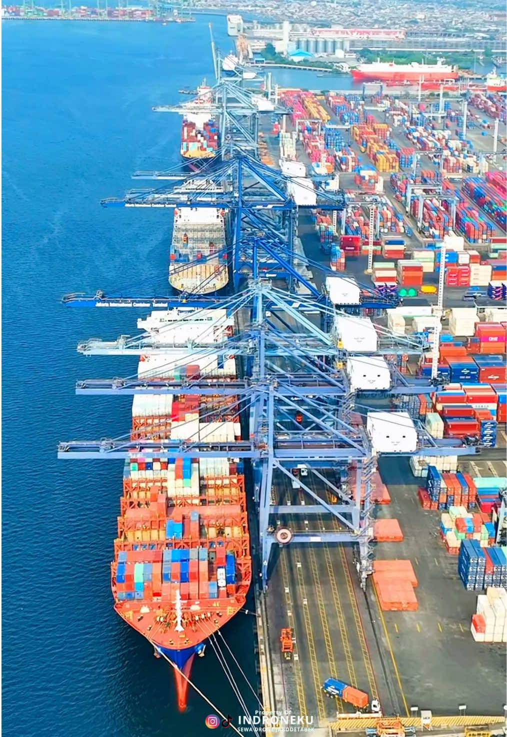Kapal CMA CGM merupakan salah satu kapal kontainer terbesar di dunia dan sedang bersandar di pelabuhan tanjung priok 😍 . . . 📍 Pelabuhan Tanjung Priok ⛔️ Terbang Dengan Ijin . . . DM For Business www.indroneku.com #indroneku #sewadronejabodetabek #sewadronejakarta #sewadronebekasi #sewadronekarawang   
