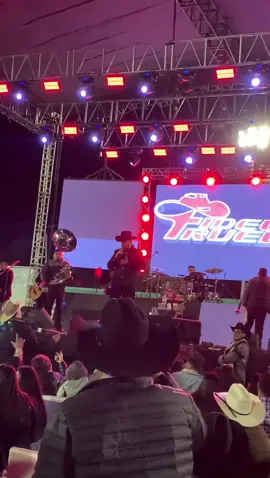 Que decepción @Fidel Rueda #fy #fypシ゚viral 💔 Contexto: No es que se haya puesto borracho durante el concierto, subió totalmente en estado de ebriedad gravísimo que no podía ni cantar, solo tocaron tres canciones a medias c/u porque Fidel no daba pa’más, subió al escenario 1hr tarde porque los organizadores no le podían cortar la peda con café ☕️ trepó dos veces a una mujer al escenario y no la quería ni soltar por estar abrazándola, todos le empezamos a gritar a Fidel que se fuera y solo nos dijo “aquí en Huejucar son muy exigentes, pinches viejas envidiosas, ella solo quiere bailar conmigo”  (él creía que lo corríamos por la muchacha)