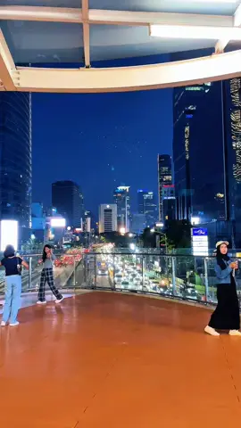 jakarta seindah ini kamu malah pilih rebahan aja dirumah.  happy satnight guys  #jakarta #nightvibes #malamminggu #fyp #citylights 