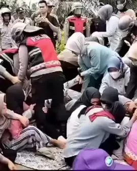 4 Oktober 2024 menjadi hari kelam bagi mereka, petani pejuang Kapa. mereka ditangkap dengan cara yg tidak manusiawi, sementara lahan dan tanah ulayat mereka dihancurkan tanpa belas kasih.  hari itu, sembilan petani pejuang Kapa digiring ke Polda Sumbar dengan sirene meraung, seolah-olah mereka teroris, padahal mereka hanya berjuang mempertahankan tanah leluhurnya.  kini, genap satu tahun sudah mereka terusir dari tanahnya sendiri, 1 tahun penuh luka, kehilangan, dan perjuangan yg belum selesai.  @partaigerindra @walhi.nasional @dpr_ri  #sumbar #fyp #jangkauanluas 
