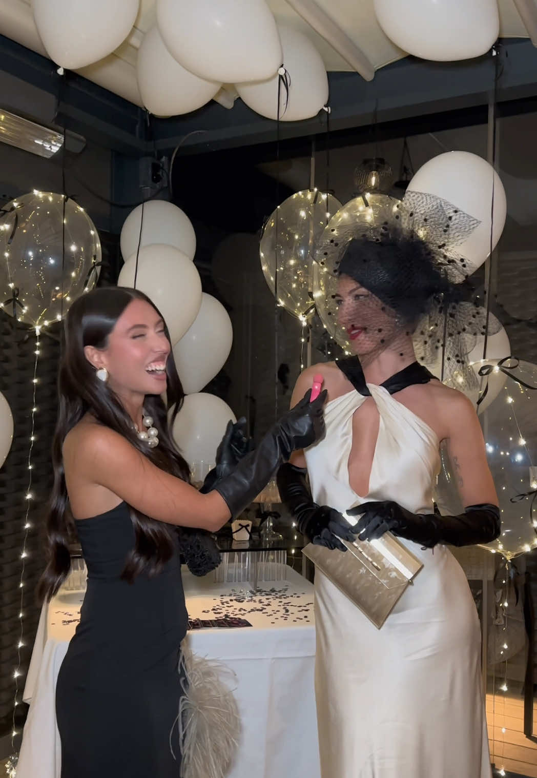 ✨ Ho chiesto alle mie donne di interpretare un abito dolce vita, anni 60’… di viverlo, di raccontarlo. ✨ Per la prima volta ho lasciato che fossero loro a scegliere, proprio come faccio io quando le incontro. ✨ E la vincitrice è stata Giovanna. 💫 Fatemi sapere nei commenti cosa ne pensate del suo look! 🫶🏻🫠 #atomica #fashion #dolcevita 
