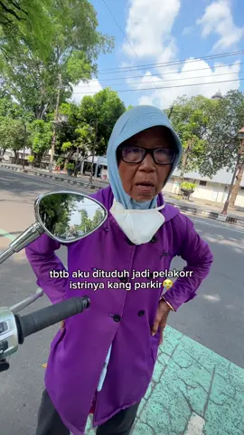 YA ALLAH NGAKAK BGT😭  lagi ngemper di pinggiran jalan nungguin temenkuu nyamperin aku naik gojekk,, eh malah dituduh ibu2,katanya aku suka sama suaminyaa & morotinn duit parkir🙂🙏🏻plotwist katanya suaminya suka cewek yg kecil dan badanya mirip aku😞motornya yg di maksud ibu juga sama warna putih😃sasaranya sayaaaa 🥹